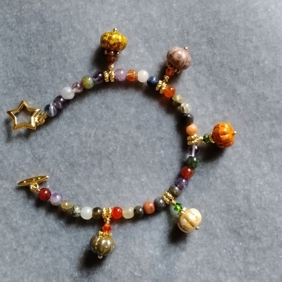 🎃Hand Crafted Autumnal Colorful Beaded Charm Bracelet With Pumpkins🎃 - Picture 2 of 11